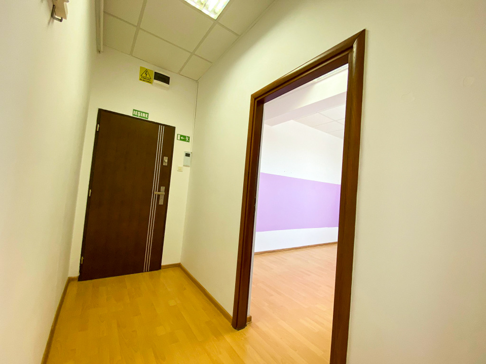 Spatiu Birouri 70 MP cu balcon in cladire de birouri zona Delfinariu — fotografie 12