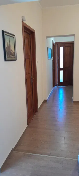 De inchiriat Casa renovata pentru Birouri 2 Camere cu curte in Centru — fotografie 4