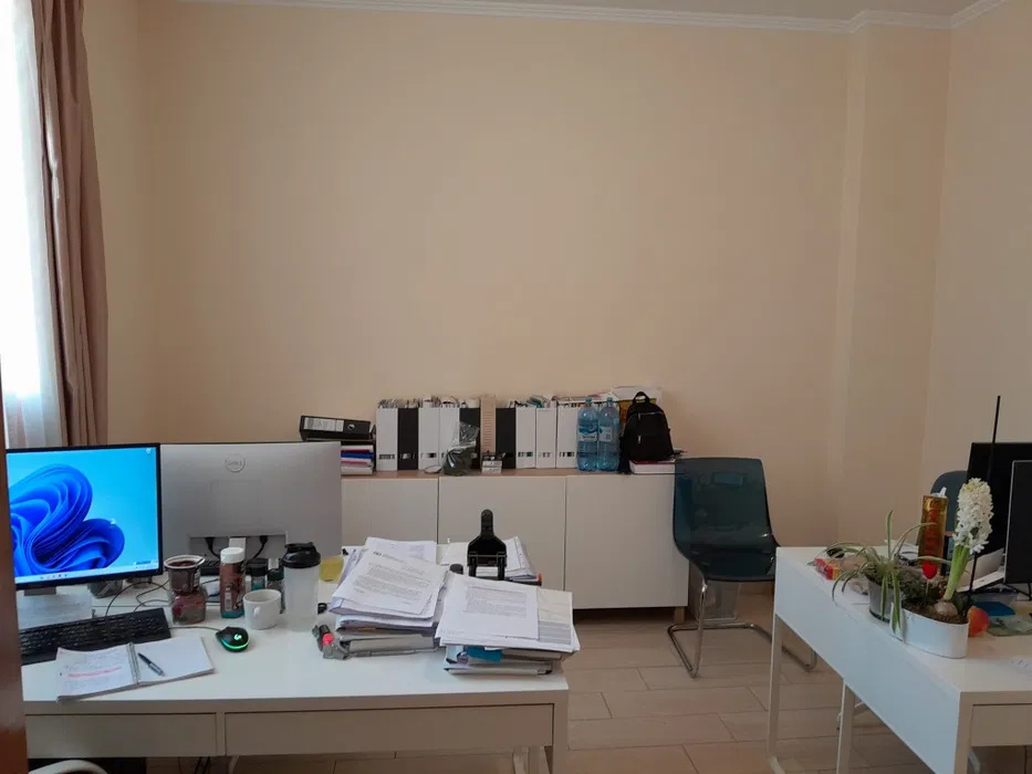 De inchiriat Casa renovata pentru Birouri 2 Camere cu curte in Centru — fotografie 2