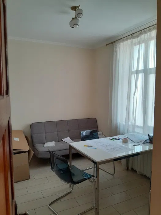 De inchiriat Casa renovata pentru Birouri 2 Camere cu curte in Centru — fotografie 3