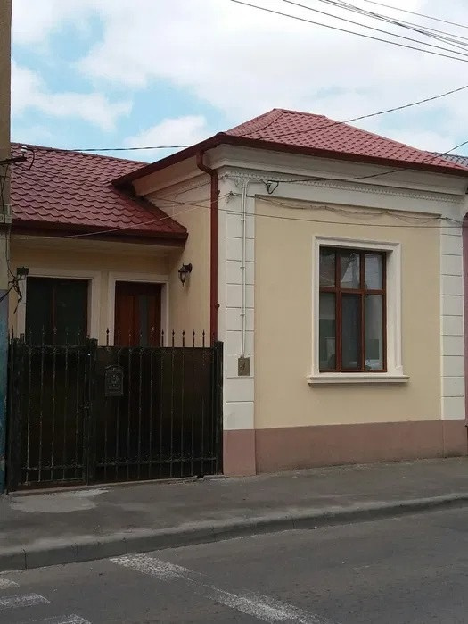 De inchiriat Casa renovata pentru Birouri 2 Camere cu curte in Centru — fotografie 9