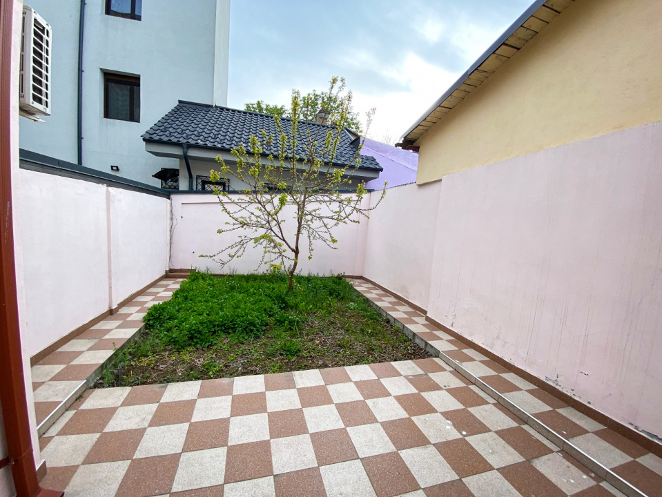 De inchiriat Casa renovata pentru Birouri 2 Camere cu curte in Centru — fotografie 11