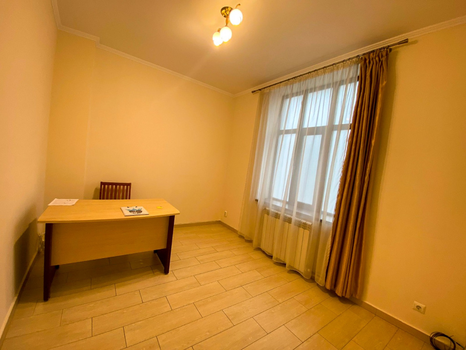 De inchiriat Casa renovata pentru Birouri 2 Camere cu curte in Centru — fotografie 15