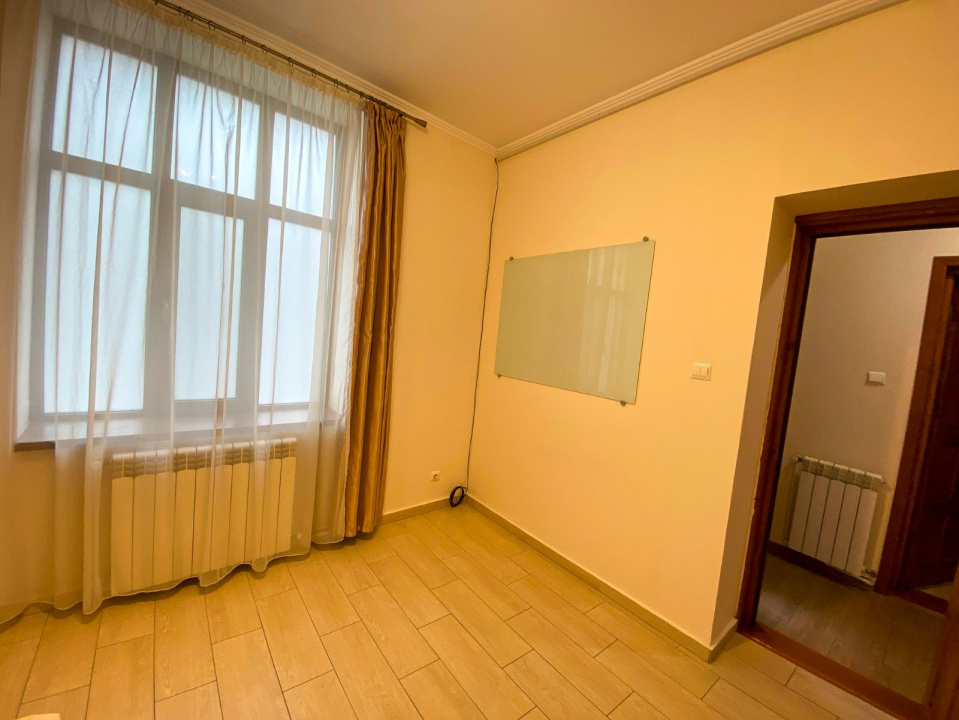 De inchiriat Casa renovata pentru Birouri 2 Camere cu curte in Centru — fotografie 16