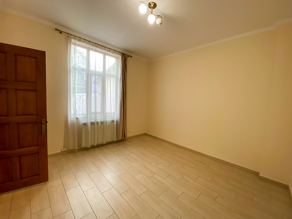 De inchiriat Casa renovata pentru Birouri 2 Camere cu curte in Centru — fotografie 20