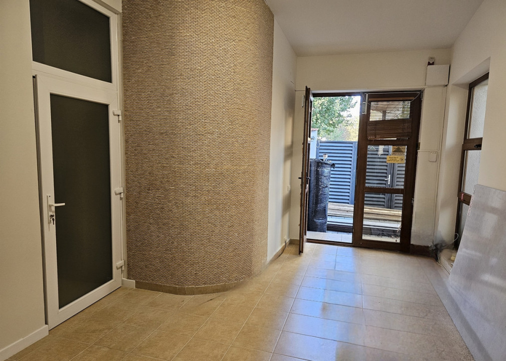 Spatiu birouri / 5 camere / Curte / 3 balcoane / Centrala / Nemobilata — fotografie 2